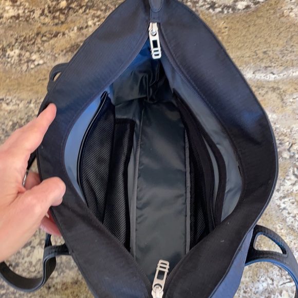 Tumi Tote like New - Picture 9 of 12